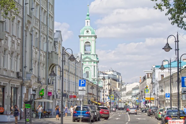 Moscow, Rusya Federasyonu: Pyatnitskaya Caddesi. Çalışma günü, yaz sıcağında. 