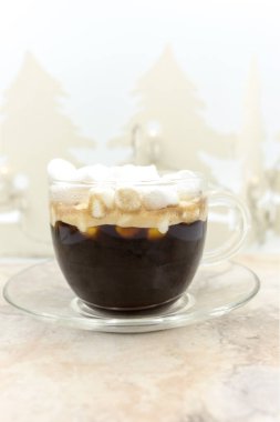 Sade kahve, marşmelov ve çay tabağı ile cam bardağı temizleyin..