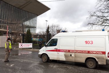 Rusya, Moskova - 25 Kasım 2020: Coronavirüs hastalarının tedavisi için geçici bir hastaneye ambulans geldi