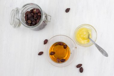 Rosehip içeceği. Kış için hazırlanan kurumuş gül ağacı sıcak bir vitamin kış içeceği hazırlamak için kullanılır..