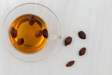 Rosehip içeceği. Kış için hazırlanan kurumuş gül ağacı sıcak bir vitamin kış içeceği hazırlamak için kullanılır..