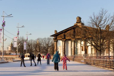 Moskova, Rusya - 5 Aralık 2020: VDNH parkında paten sahası.