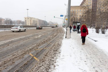 Moskova, Rusya - 25 Aralık 2020: Şiddetli bir kar yağışı sonrasında şehir sokakları.