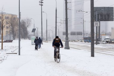 Moskova, Rusya - 25 Aralık 2020: Şiddetli bir kar yağışı sonrasında şehir sokakları.