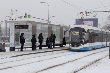Moskova, Rusya - 25 Aralık 2020: Şiddetli bir kar yağışı sonrasında şehir sokakları.