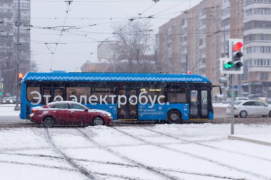 Moskova, Rusya - 25 Aralık 2020: Şiddetli bir kar yağışı sonrasında şehir sokakları.