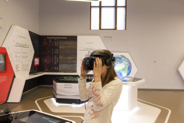 Rusya, Moskova, VDNH, Ekim 12, 2019: Pavilion 25, Petrol, interaktif müze. Sanal gerçeklik gözlüklü bir kız..