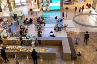 Moskova, Rusya - 14 Şubat 2021: Europolis Alışveriş ve Eğlence Merkezi, binanın merkezinde mimari dekorasyon