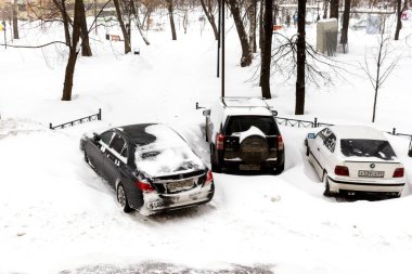 Moskova, Rusya-12 Şubat 2021: Şehirde şiddetli kar yağışı, karla kaplı yol, karda arabalar, kötü hava.