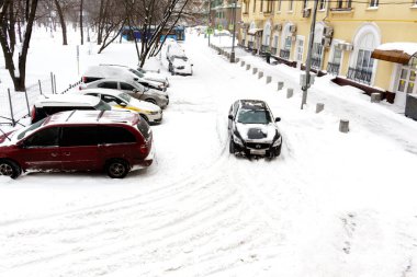 Moskova, Rusya-12 Şubat 2021: Şehirde şiddetli kar yağışı, karla kaplı yol, karda arabalar, kötü hava.