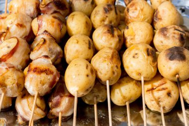 İştah açıcı patatesler sıcak kömürde pişirilir.