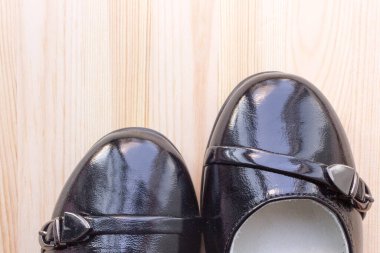 Ahşap arka planda siyah deri ayakkabılar, kopyalama alanı