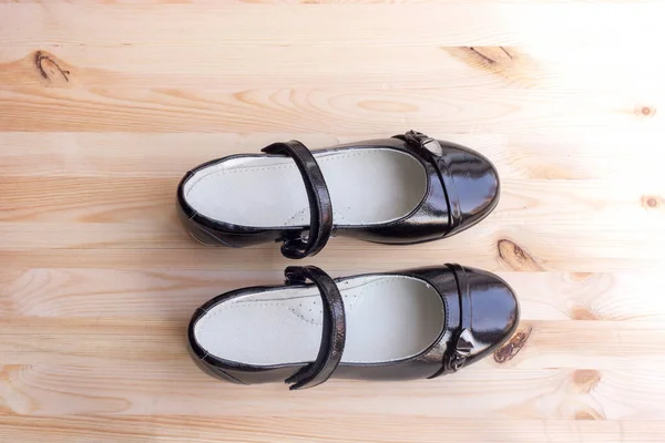 Ahşap Arka Planda Siyah Deri Ayakkabılar Kopyalama Alanı — Stok fotoğraf