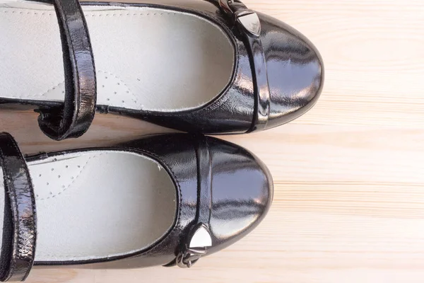 Ahşap Arka Planda Siyah Deri Ayakkabılar Kopyalama Alanı — Stok fotoğraf
