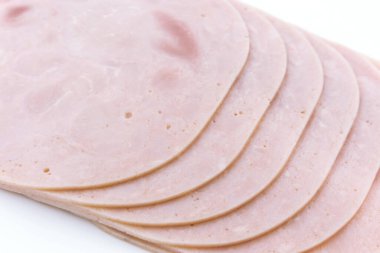 Yakın plan, ham jambonun arka planı, dilimlenmiş, yığın