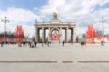 Moskova, Rusya - 5 Mayıs 2021: Zafer Günü arifesinde VDNH Park 'a Ana Giriş