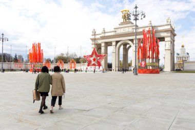 Moskova, Rusya - 5 Mayıs 2021: Zafer Günü arifesinde VDNH Park 'a Ana Giriş