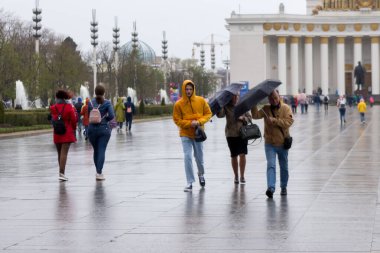 Rusya, Moskova, VDNH, 06 Mayıs 2021: Şehirde yağmur ve rüzgar. Bahar yağmurlu günü. Kötü hava.