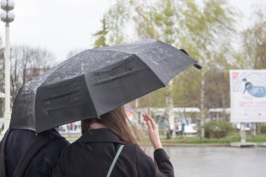 Rusya, Moskova, 06 Mayıs 2021: Şehirde yağmur ve rüzgar. Bahar yağmurlu günü. Kötü hava.