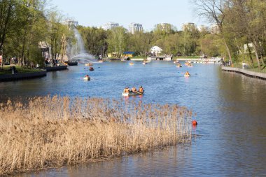 Rusya, Moskova, 10 Mayıs 2021 VDNKh ve Pond 'daki peyzaj parkı. Güneşli bahar günü.