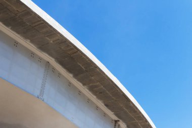 Beton ve metalden yapılar. Bir otomobil üst geçidi inşa etme süreci. Yol yapımı.