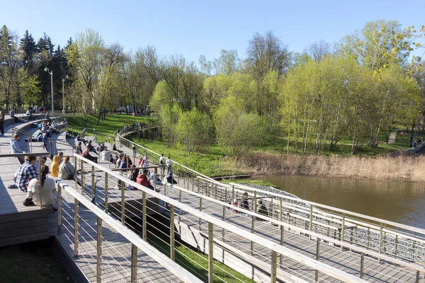 Rusia Moscú Mayo 2021 Parque Paisajístico Vdnkh Estanque Soleado Día —  Fotos de Stock