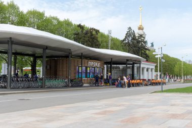 Moskova, Rusya - 13 Mayıs 2021: Alternatif araç kiralama istasyonu: VDNH parkında bisikletler, scooterlar, hız motorları