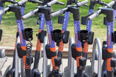 Moskova, Rusya - 13 Mayıs 2021: Kiralama istasyonunun otoparkında elektrikli scooterlar