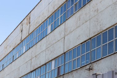 Mavi gökyüzüne karşı endüstriyel terk edilmiş bina