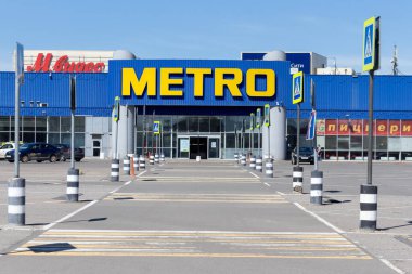 Rusya, Moskova, 12 Mayıs 2021: Metro nakit ve taşıma süpermarketi self servis toptancılığının önde gelen uluslararası oyuncularındandır.
