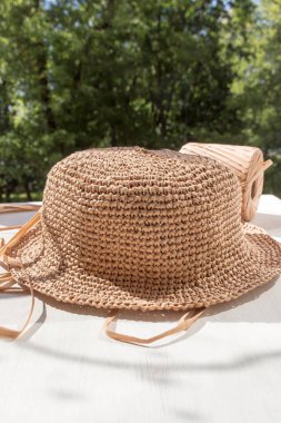 Raffia şapkası örme süreci, iplik kesesi, ahşap arka planda bir kanca.