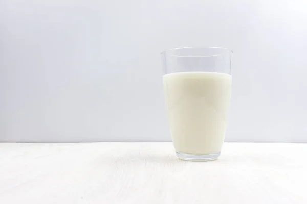 Vaso Leche Sobre Una Mesa Madera Blanca — Foto de Stock