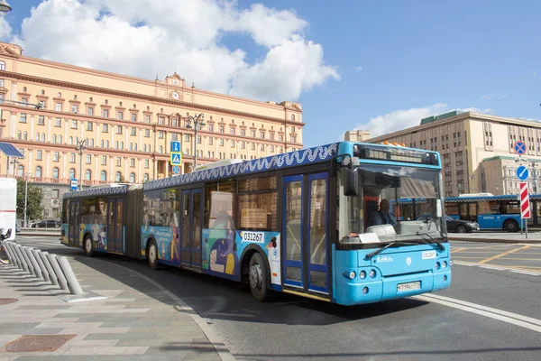 Moscou Rússia Setembro 2021 Praça Lubyanskaya Ônibus Azul Cidade Rota — Fotografia de Stock