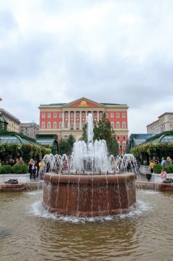 Moskova, Rusya - 11 Eylül 2021: Açık Uluslararası festival ve kentsel peyzaj tasarımı yarışması Flower Jam, Tverskaya Square. Moskova Belediye Binası..