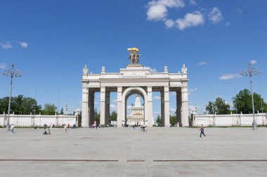 Moskova, Rusya - 16 Mayıs 2021: VDNKH Parkı 'nın ana girişinin kemeri.