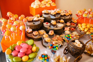 Turuncu çikolata dekore edilmiş