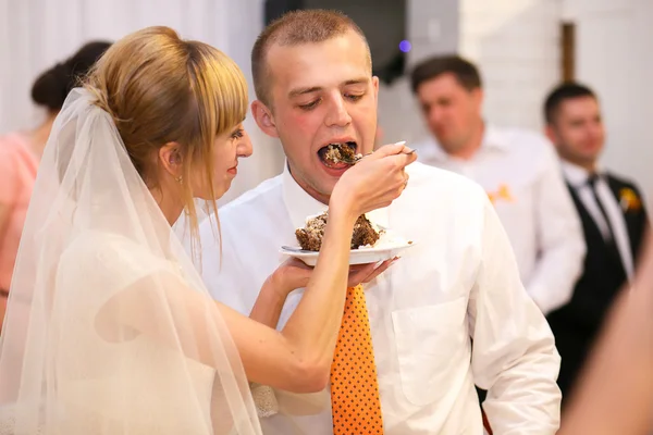 Дегустація нареченого і нареченого весільний торт — стокове фото
