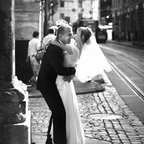 Gelukkige bruid en bruidegom c — Stockfoto