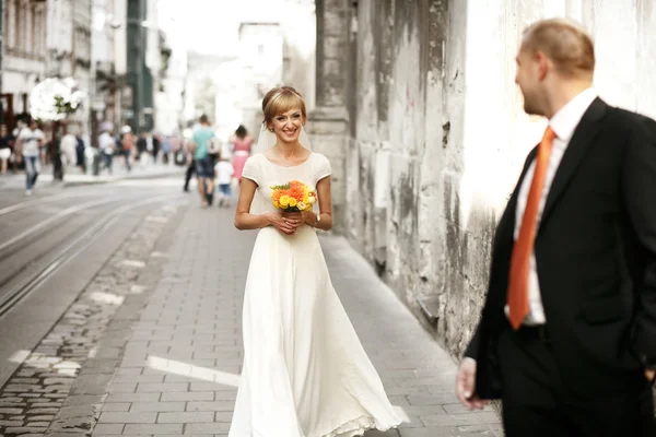 Lusso romantico felice sposa e sposo — Foto Stock