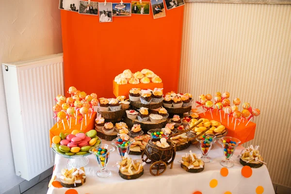 Barra de doces laranja decorada — Fotografia de Stock