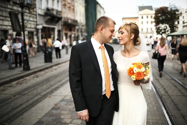 Romantisches Brautpaar — Stockfoto