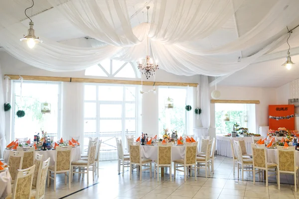 Luxo elegante decorado mesas laranja — Fotografia de Stock