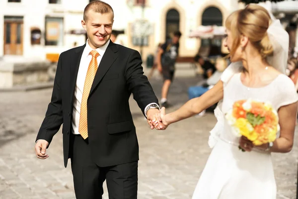Lusso romantico felice sposa e sposo celebrare il matrimonio sul th — Foto Stock