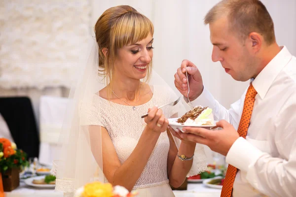 Menyasszony és a vőlegény esküvői torta kóstoló — Stock Fotó