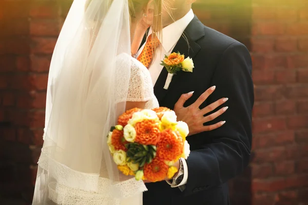 Счастливого поцелуя невесты и жениха — стоковое фото