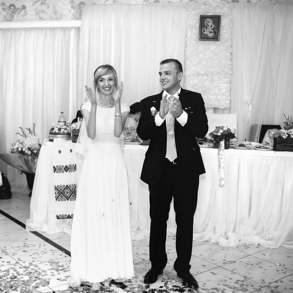 Güzel şık mutlu gelin ve damat — Stok fotoğraf