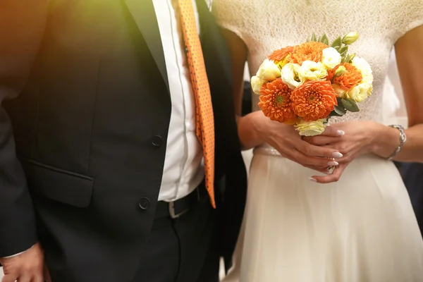 Novia y novio celebración colorido bouque —  Fotos de Stock