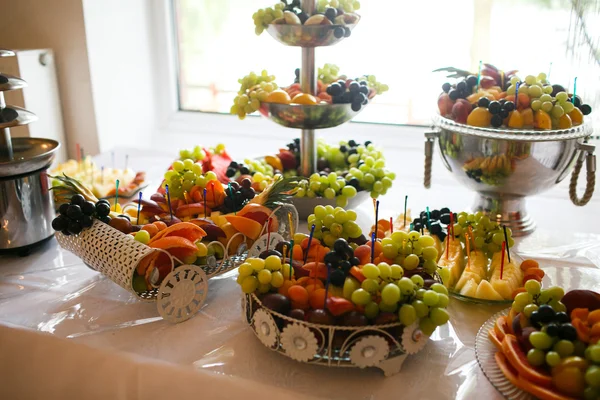 Luxo elegante mesa decorada com frutas — Fotografia de Stock