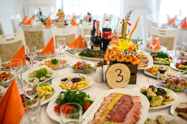 Stylowa luksusowe urządzone pomarańczowy tabele z kwiatów i liczba f — Zdjęcie stockowe