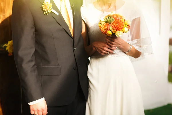 Великолепный стильный счастливый жених и невеста — стоковое фото